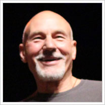 patrick-stewart-engages-couple-at-chicago-comic-con