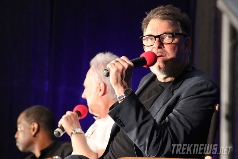 Jonathan Frakes answers a fan’s question