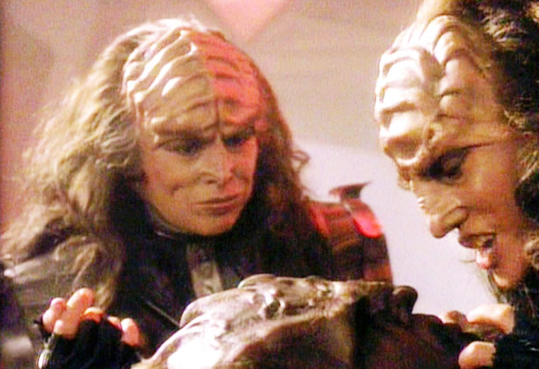 Barbara March, TNG, DS9’s Klingon Lursa, Passes Away at 65
