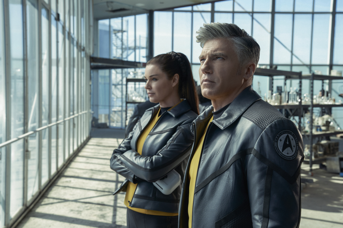 Rebecca Romijn as Una and Anson Mount as Pike